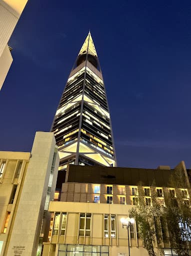 ¡El Museo del Centro Rey Faisal para la Investigación y los Estudios Islámicos y una vista impresionante desde el Puente Colgante de la Torre del Reino! 🌟