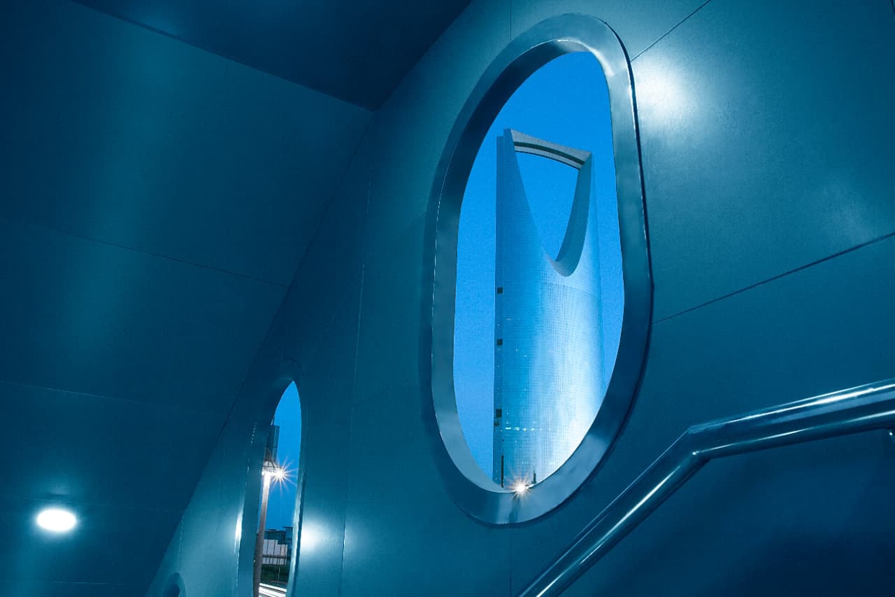 ¡El Museo del Centro Rey Faisal para la Investigación y los Estudios Islámicos y una vista impresionante desde el Puente Colgante de la Torre del Reino! 🌟