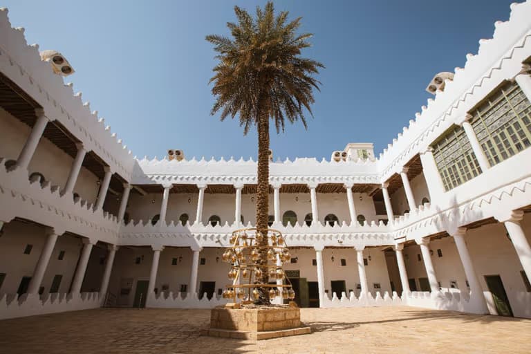 Descubre el patrimonio de Riad, desde el Museo Nacional y el Palacio Al Murabba hasta el Mercado de Ash-Shiqra.