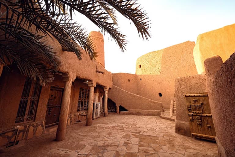 Descubre el patrimonio de Riad, desde el Museo Nacional y el Palacio Al Murabba hasta el Mercado de Ash-Shiqra.