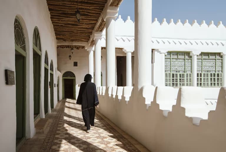 Descubre el patrimonio de Riad, desde el Museo Nacional y el Palacio Al Murabba hasta el Mercado de Ash-Shiqra.