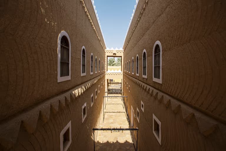 Descubre el patrimonio de Riad, desde el Museo Nacional y el Palacio Al Murabba hasta el Mercado de Ash-Shiqra.
