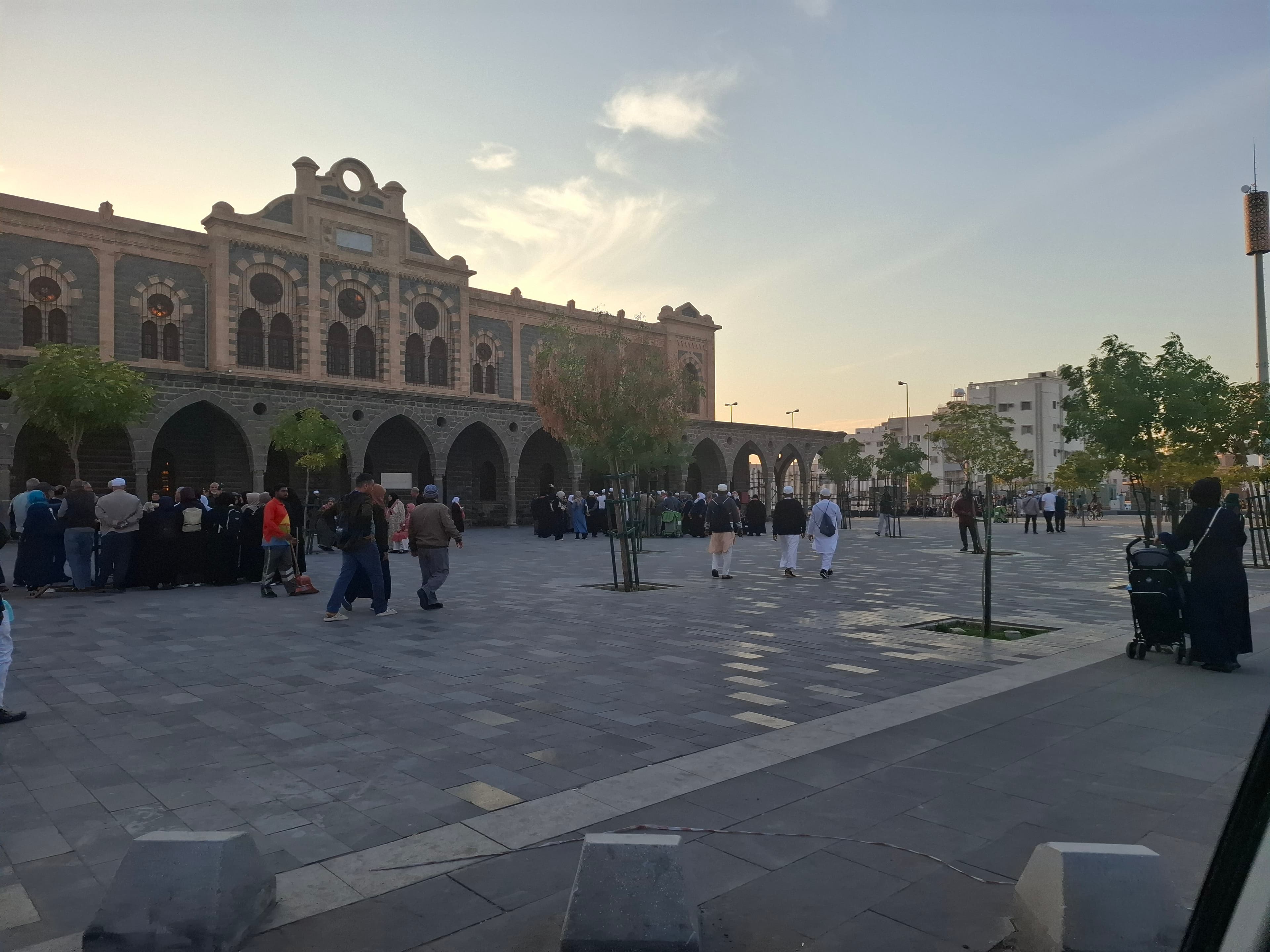 Un recorrido en bicicleta por la Medina con un grupo y un guía turístico.