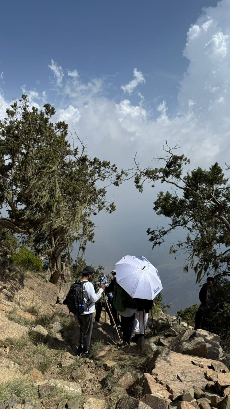 Senderismo y relax en la montaña en Al-Soudah, el corazón de la belleza natural de Asir 🏔️
