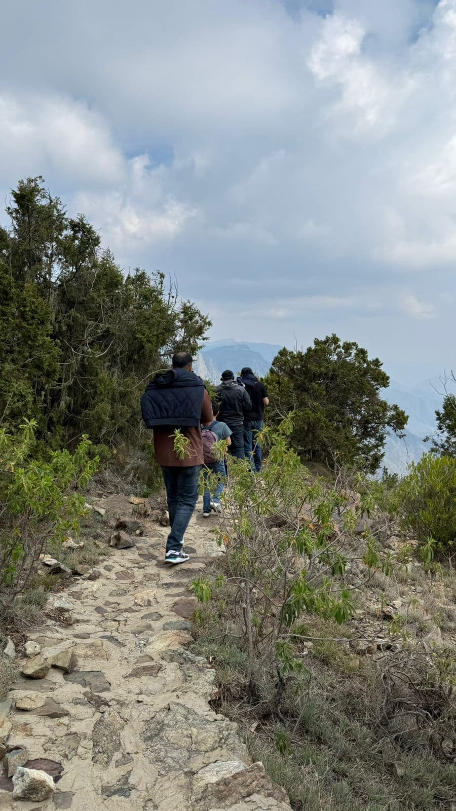 Senderismo y relax en la montaña en Al-Soudah, el corazón de la belleza natural de Asir 🏔️