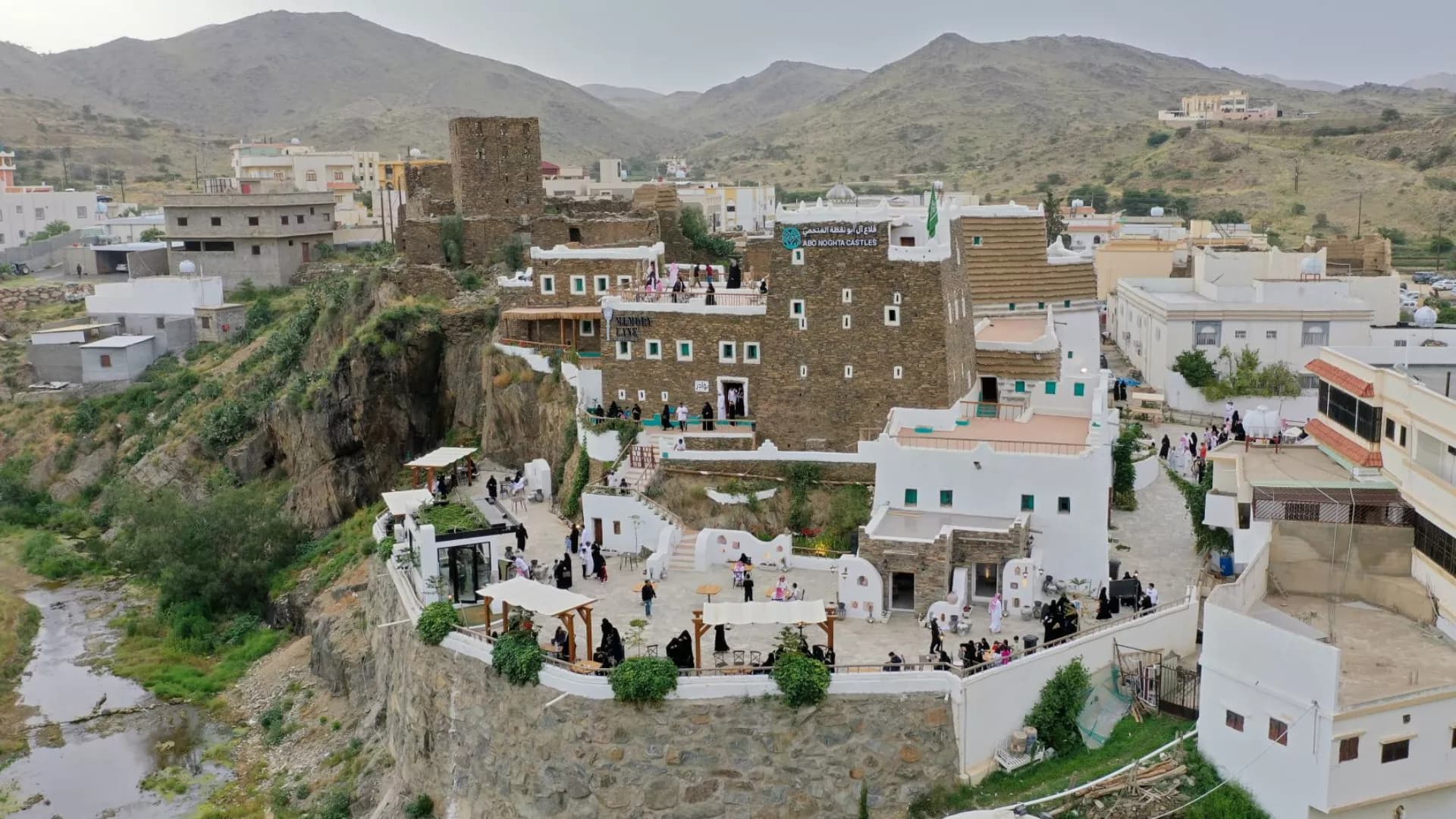 Dirígete al histórico Tabab y disfruta visitando los palacios de Abu Nuqta al-Mutahmi