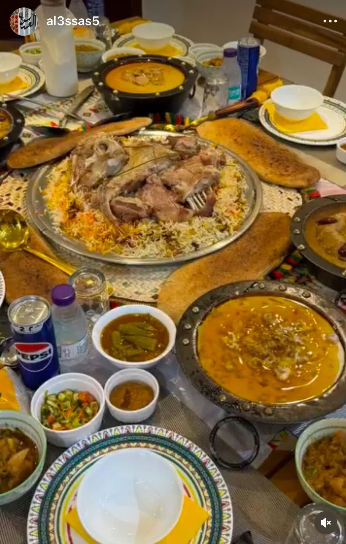 Una experiencia culinaria en vivo en el Assas Majlis con un chef.