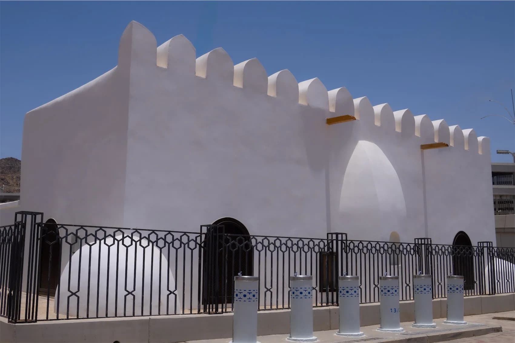 Un recorrido por las mezquitas históricas de La Meca, desde la Mezquita de los Jinn hasta la Mezquita de la Lealtad.
