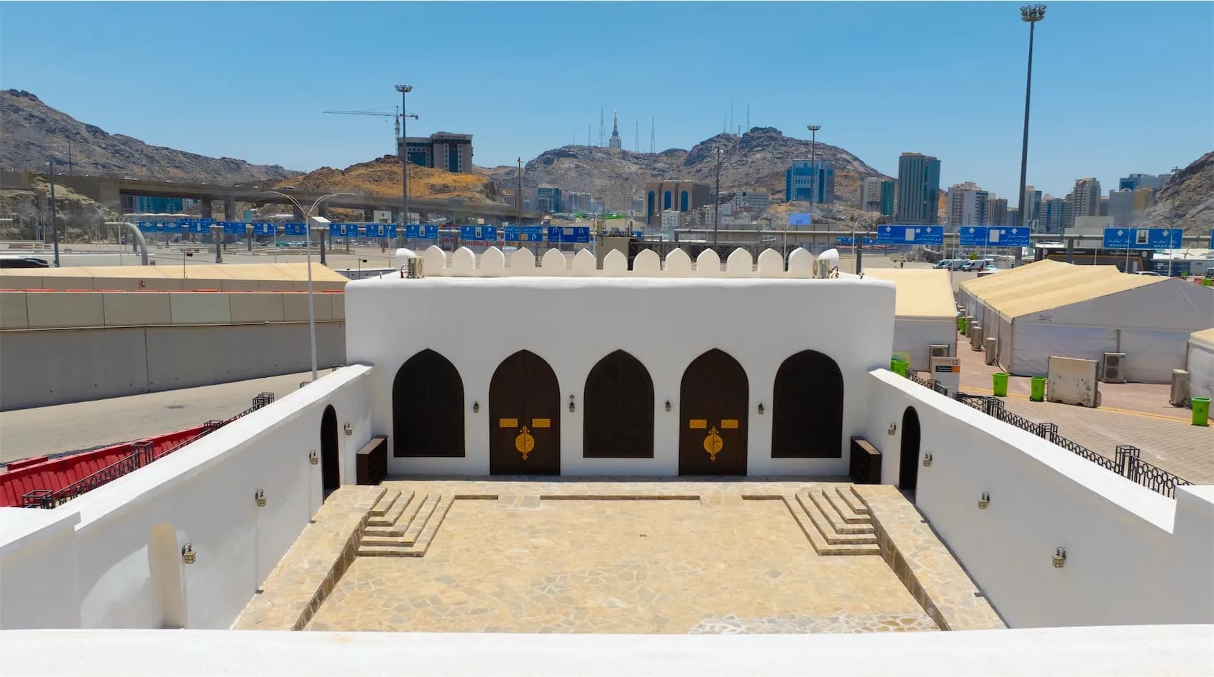 Un recorrido por las mezquitas históricas de La Meca, desde la Mezquita de los Jinn hasta la Mezquita de la Lealtad.