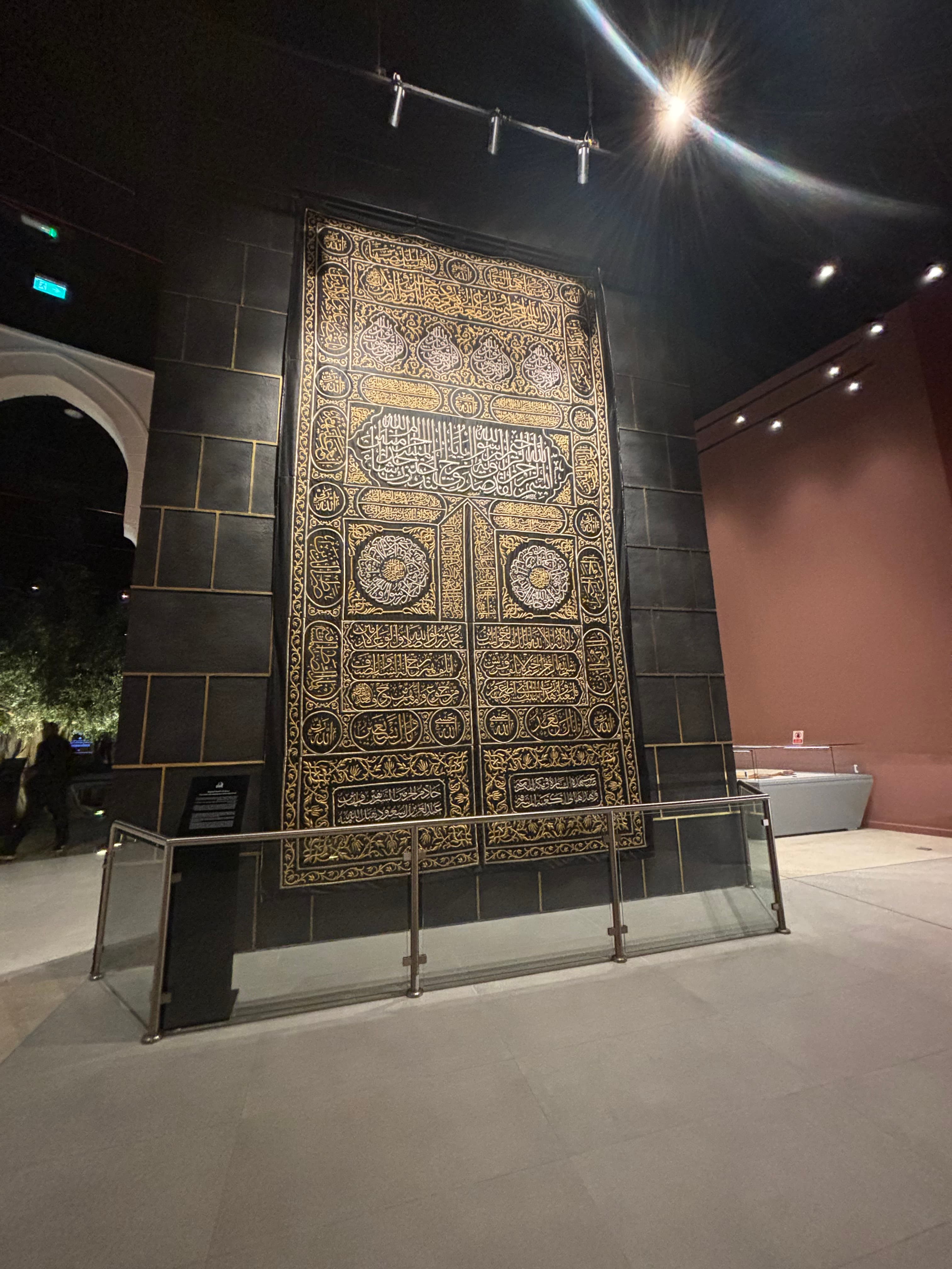 Recorrido por los jardines, los lugares sagrados y los museos.