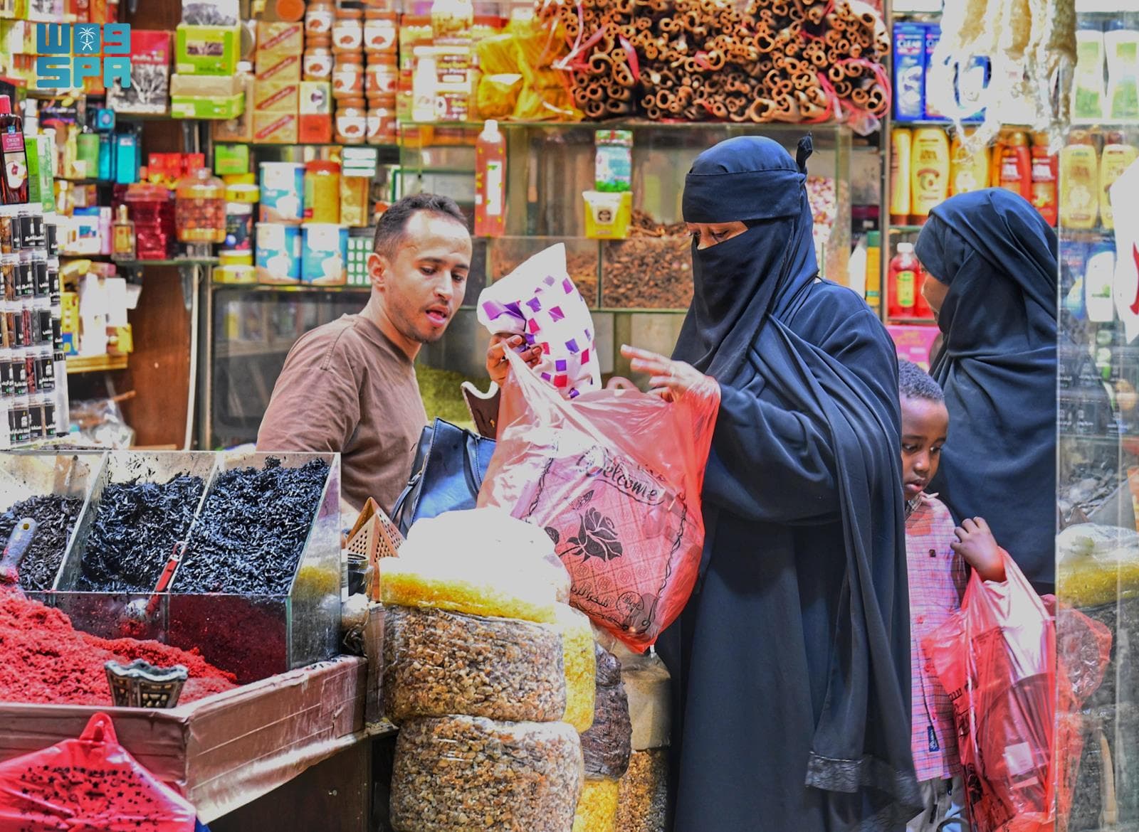 Recorrido de compras por el casco antiguo de Yeda (Al-Balad) en el mercado mayorista y obsequios para los visitantes (para grupos).