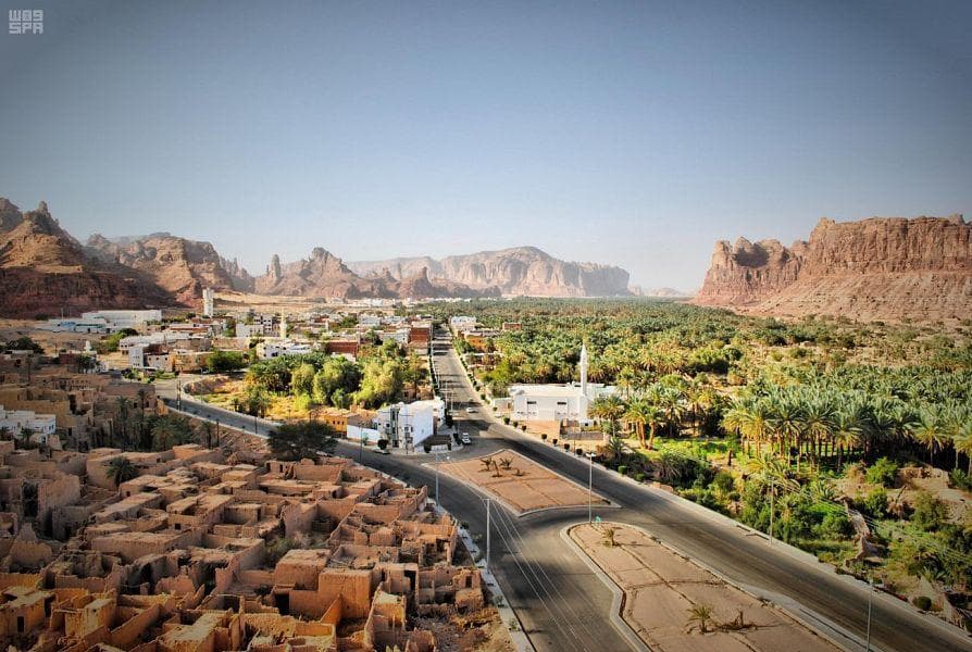 Un recorrido por el sendero del oasis patrimonial en Al-Ula.
