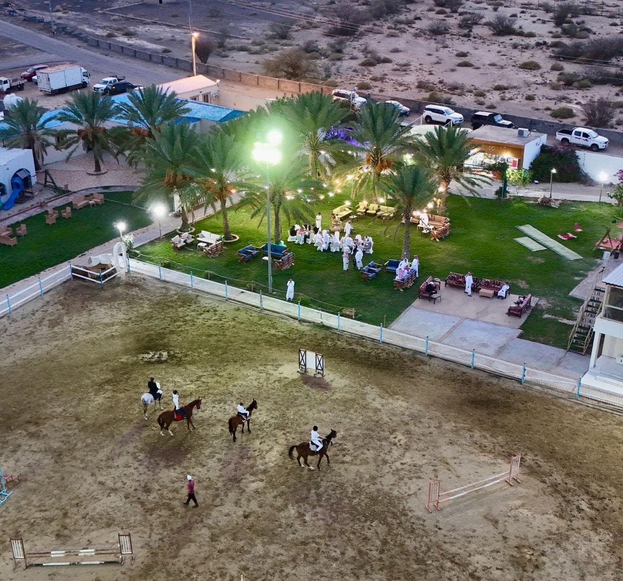 Disfrute de la experiencia de montar a caballo en el Centro Ecuestre Fal Al Ezz.