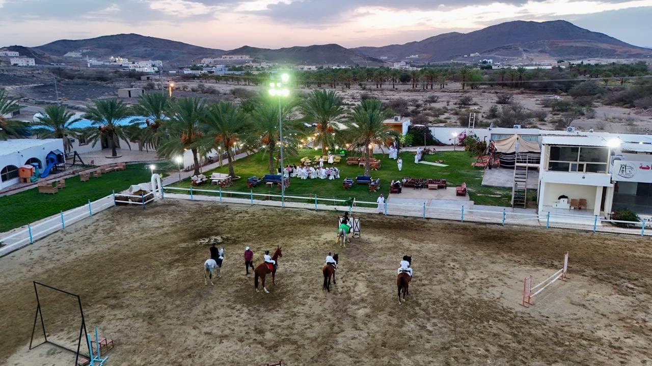 Disfrute de la experiencia de montar a caballo en el Centro Ecuestre Fal Al Ezz.