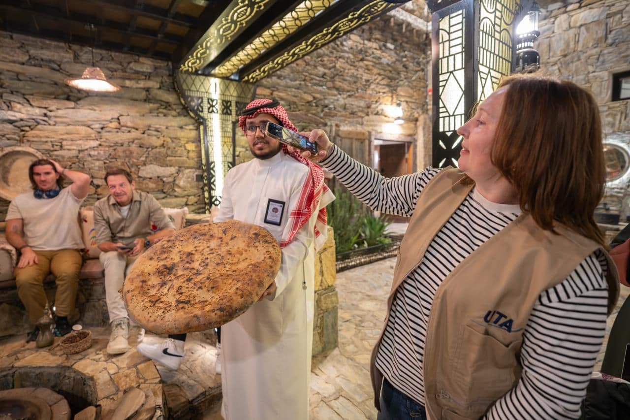 Descubre la hospitalidad y el patrimonio local en Al Baha.