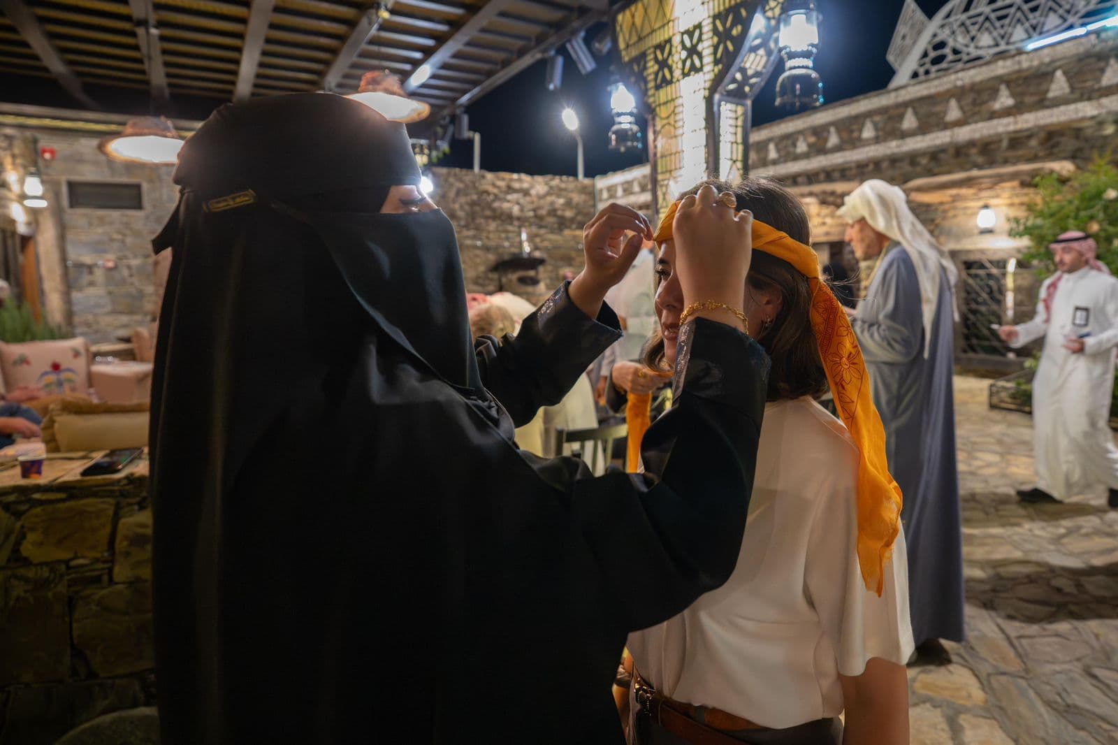 Descubre la hospitalidad y el patrimonio local en Al Baha.