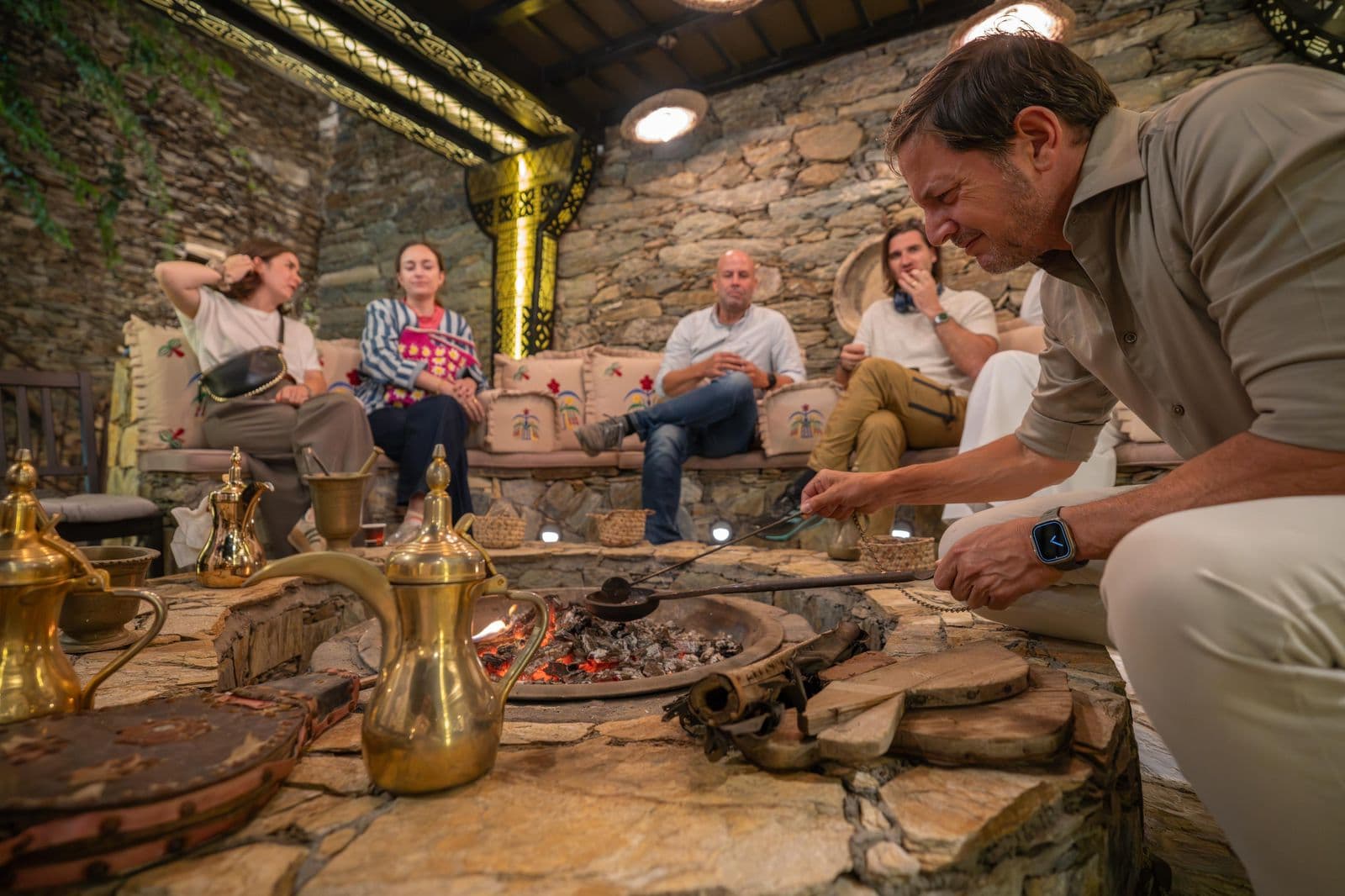 Descubre la hospitalidad y el patrimonio local en Al Baha.