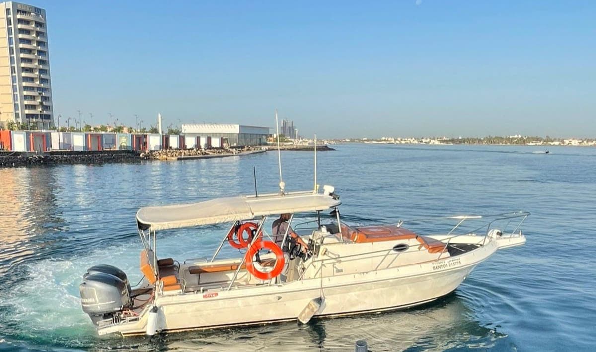 Un viaje en barco desde Jeddah hasta la zona de la isla Bayadah para actividades recreativas y snorkel.