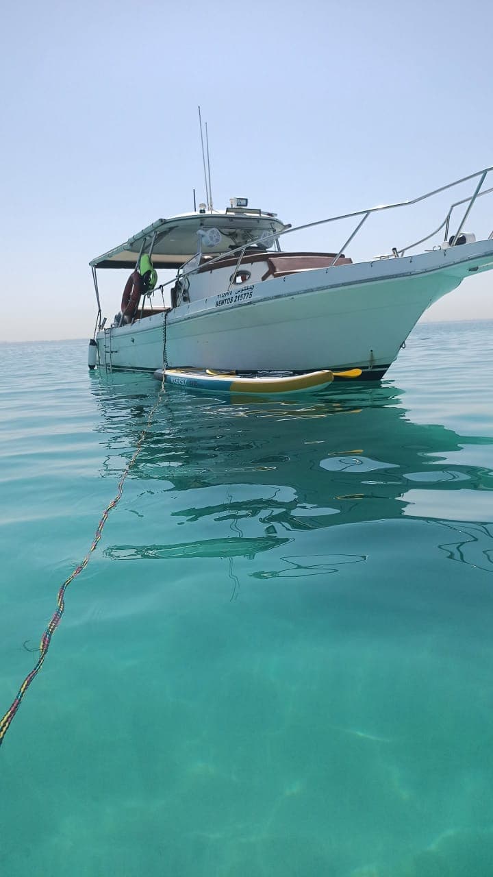 Un viaje en barco desde Jeddah hasta la zona de la isla Bayadah para actividades recreativas y snorkel.