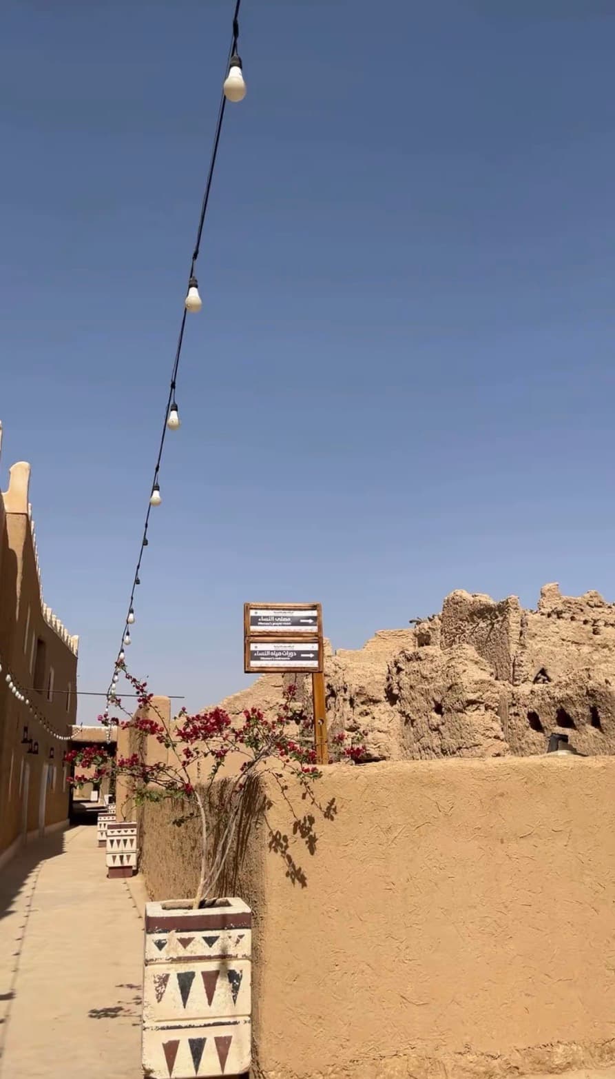 Partiendo de Riad, emprenda una excursión a Al-Uyaynah con una visita a la zona del Fin del Mundo.