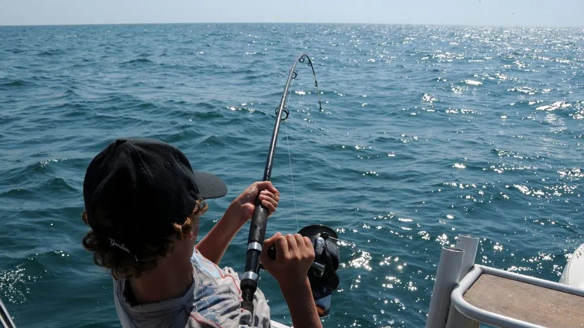 Un viaje de pesca en barco en medio del Mar Rojo.