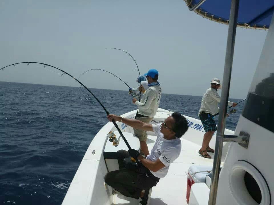 Un viaje de pesca en barco en medio del Mar Rojo.