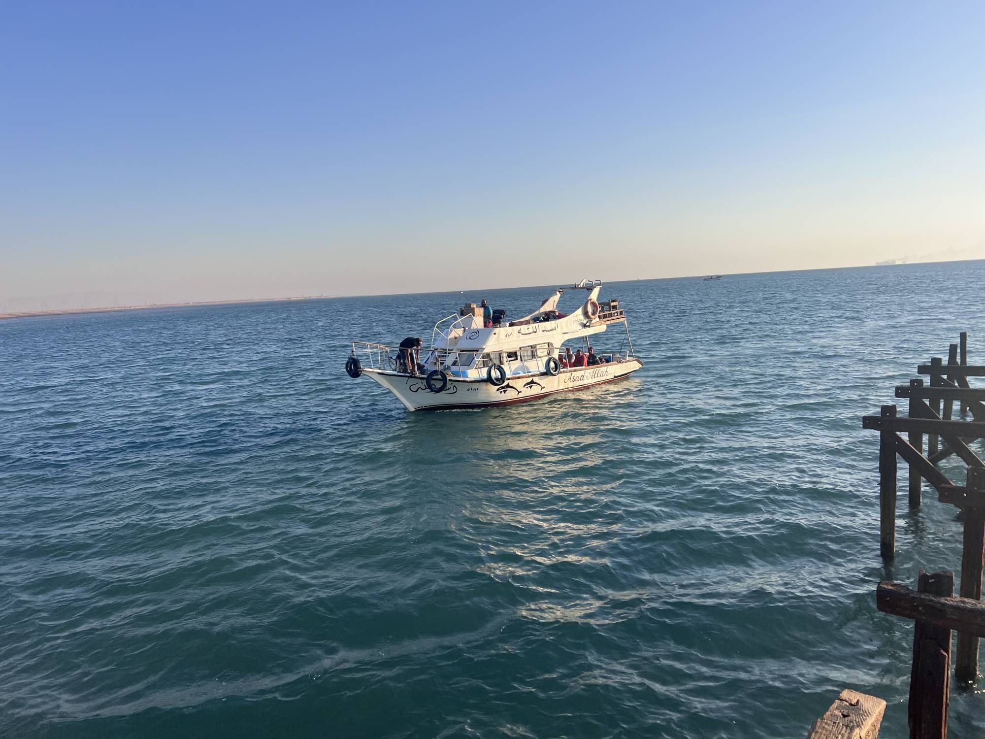 Un viaje de pesca en barco en medio del Mar Rojo.