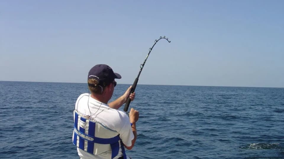 Un viaje de pesca en barco en medio del Mar Rojo.