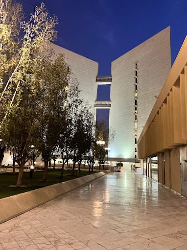 ¡El Museo del Centro Rey Faisal para la Investigación y los Estudios Islámicos y una vista impresionante desde el Puente Colgante de la Torre del Reino! 🌟