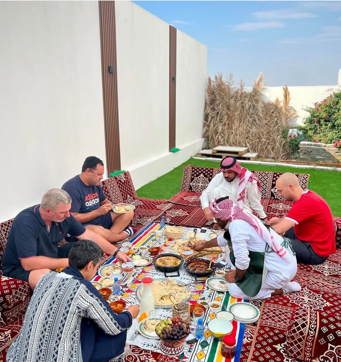 Una experiencia culinaria en vivo en el Assas Majlis con un chef.