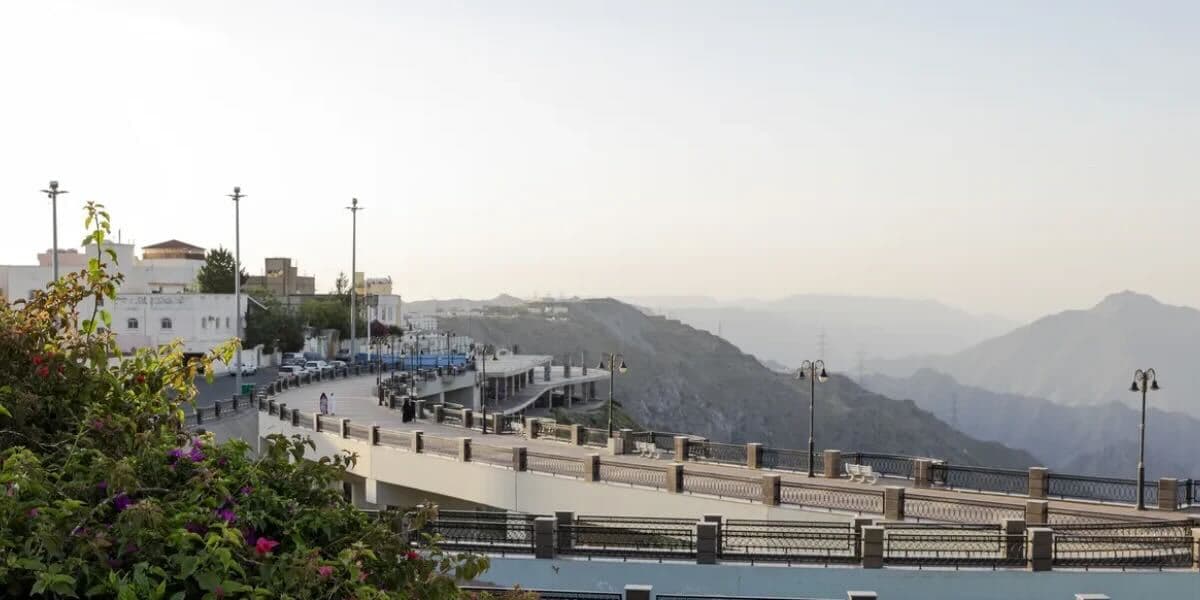 Un recorrido por la naturaleza en medio del impresionante paisaje montañoso de Asir.